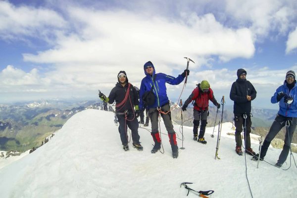 Friedlich vereint - Bergsteiger vieler Nationen am Kasbek, 5047m, Georgien